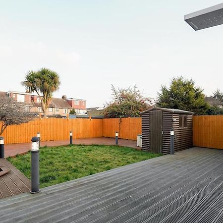 Beautiful 4 Bed Immaculate Condition Refurbished Property Romford Ngoại thất bức ảnh