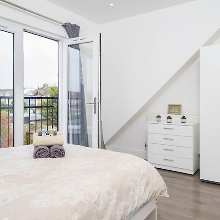 Beautiful 4 Bed Immaculate Condition Refurbished Property Romford Ngoại thất bức ảnh