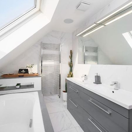 Beautiful 4 Bed Immaculate Condition Refurbished Property Romford Ngoại thất bức ảnh