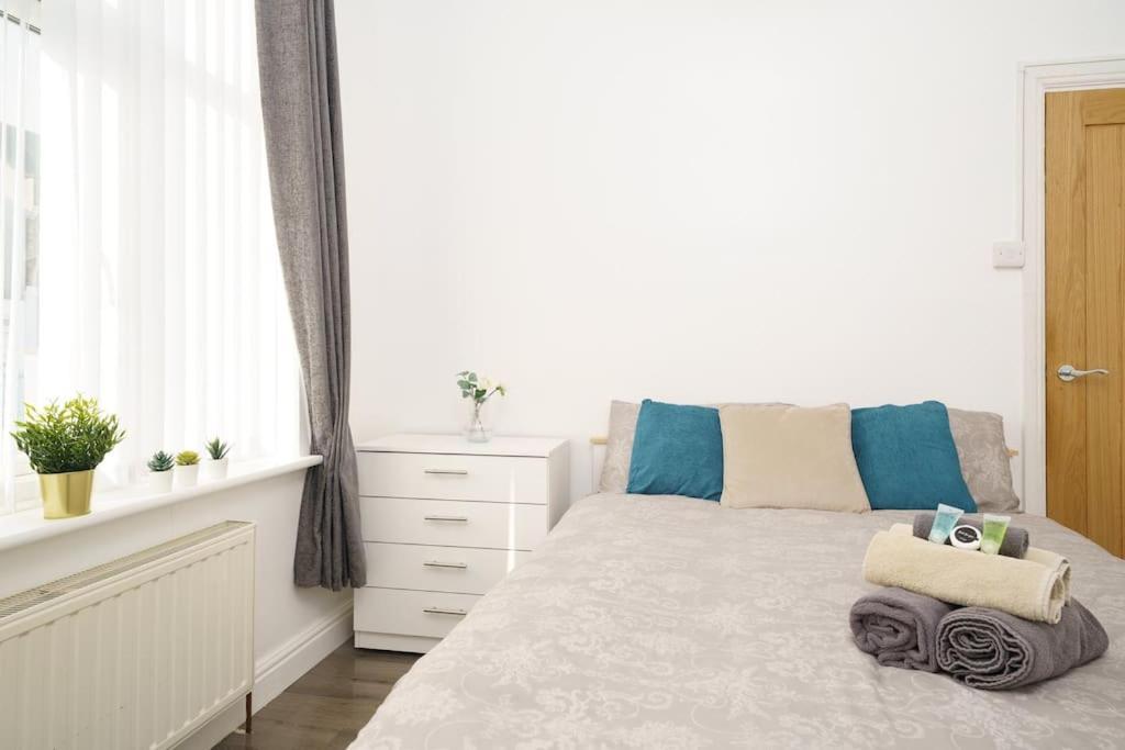 Beautiful 4 Bed Immaculate Condition Refurbished Property Romford Ngoại thất bức ảnh