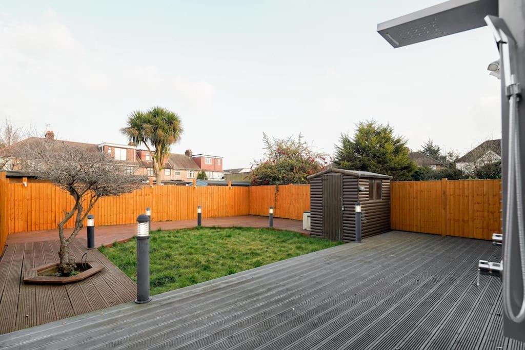 Beautiful 4 Bed Immaculate Condition Refurbished Property Romford Ngoại thất bức ảnh