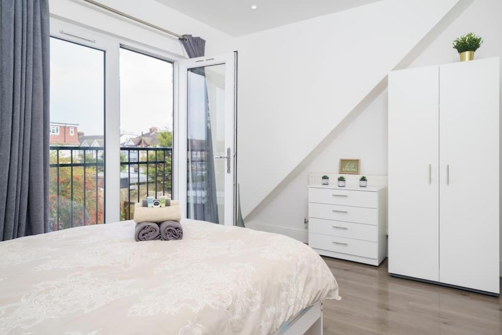 Beautiful 4 Bed Immaculate Condition Refurbished Property Romford Ngoại thất bức ảnh