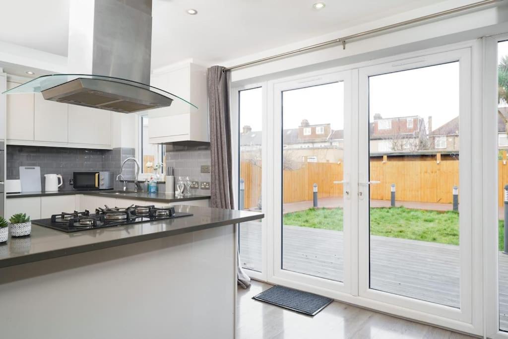 Beautiful 4 Bed Immaculate Condition Refurbished Property Romford Ngoại thất bức ảnh