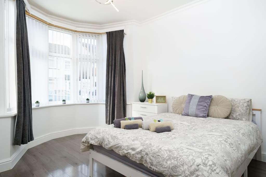Beautiful 4 Bed Immaculate Condition Refurbished Property Romford Ngoại thất bức ảnh