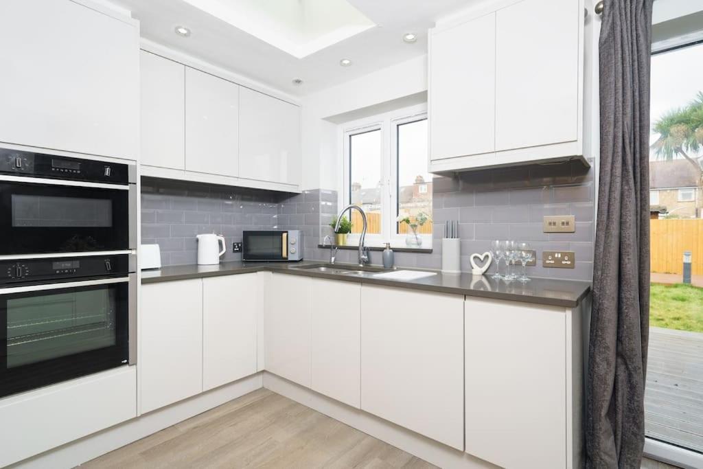 Beautiful 4 Bed Immaculate Condition Refurbished Property Romford Ngoại thất bức ảnh