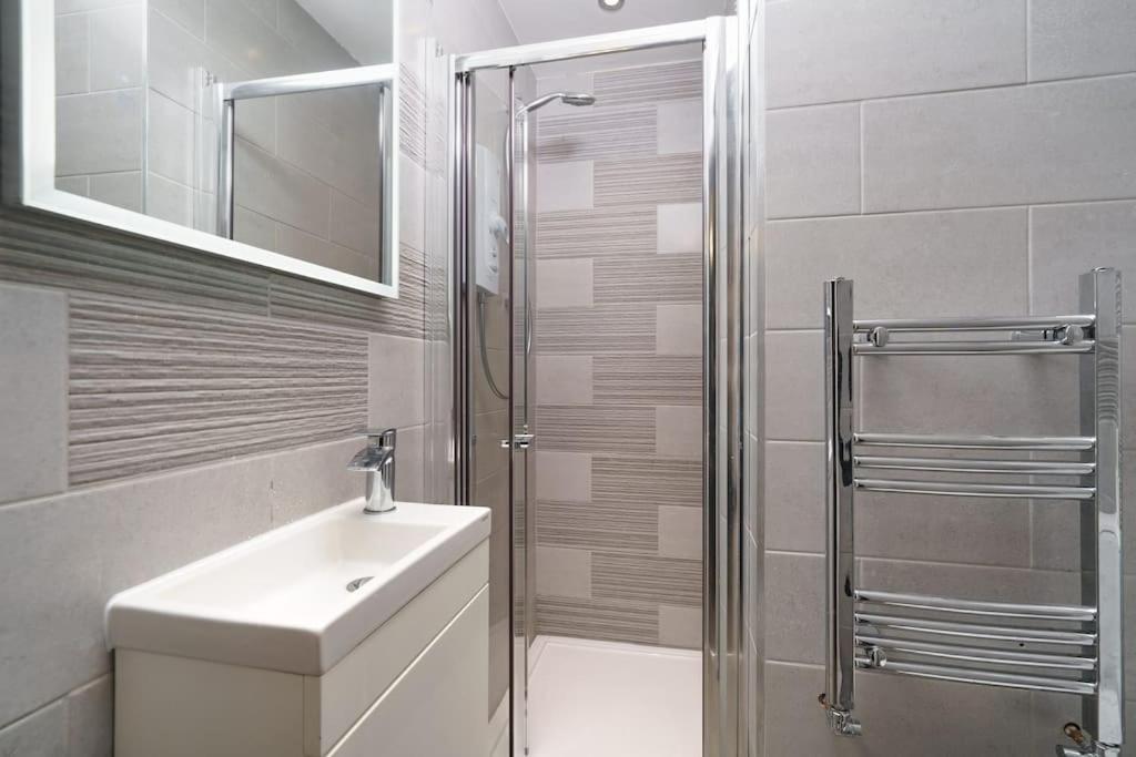 Beautiful 4 Bed Immaculate Condition Refurbished Property Romford Ngoại thất bức ảnh