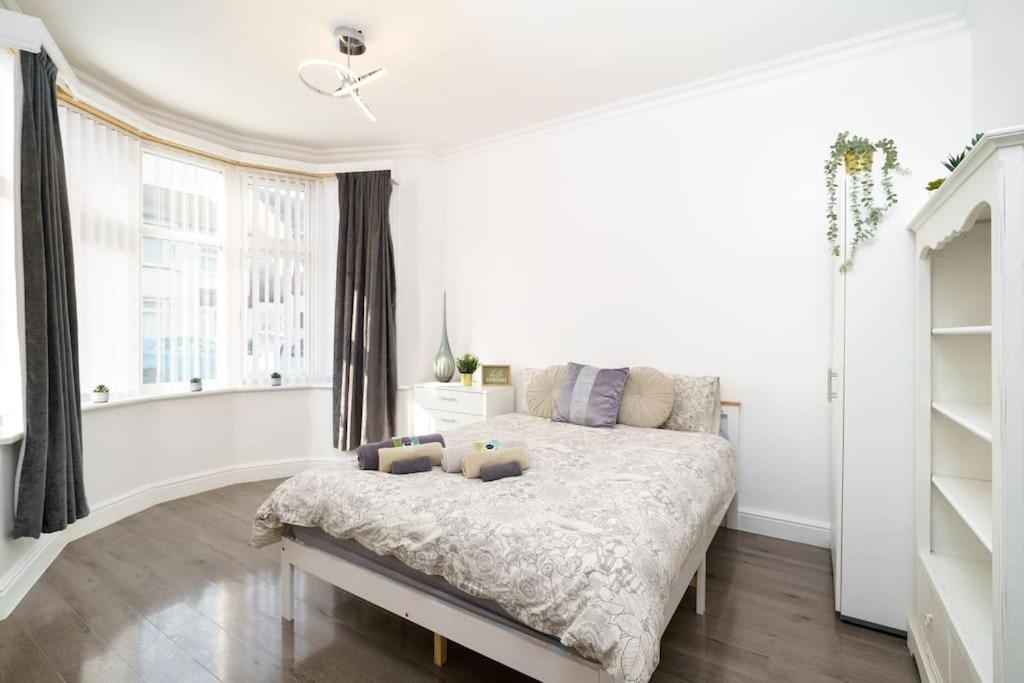Beautiful 4 Bed Immaculate Condition Refurbished Property Romford Ngoại thất bức ảnh