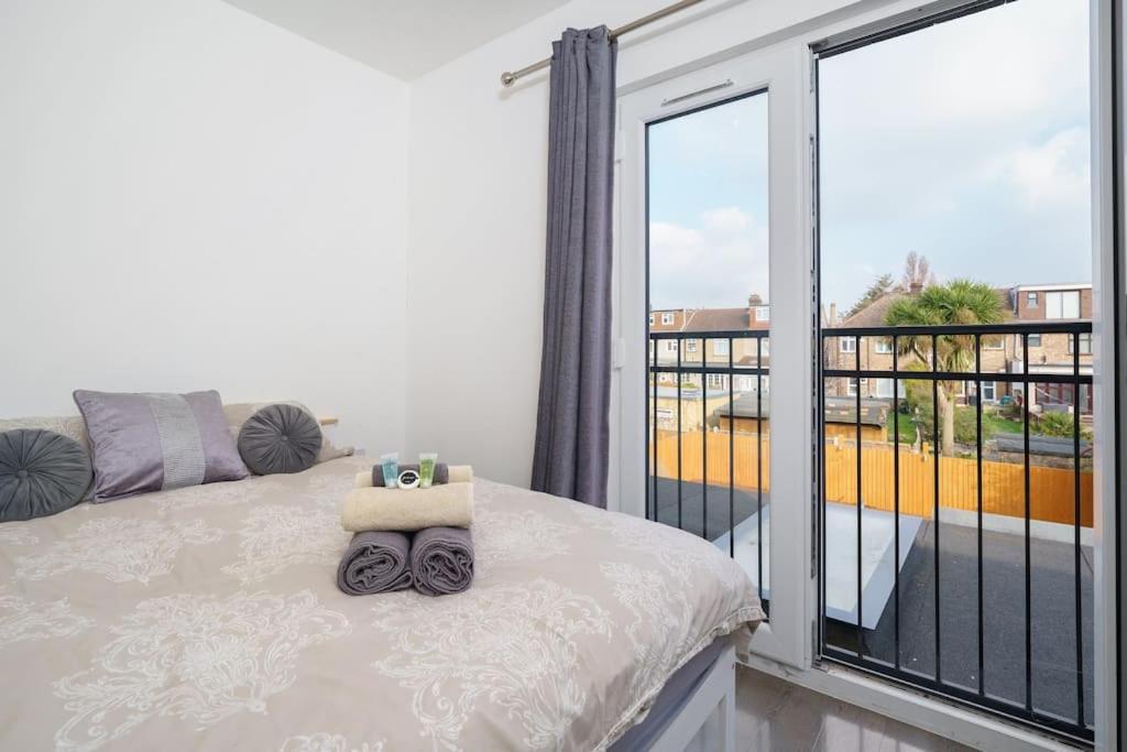 Beautiful 4 Bed Immaculate Condition Refurbished Property Romford Ngoại thất bức ảnh