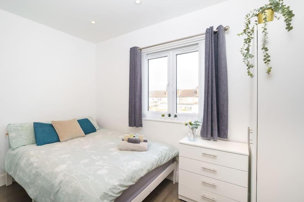 Beautiful 4 Bed Immaculate Condition Refurbished Property Romford Ngoại thất bức ảnh