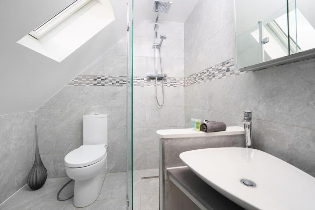 Beautiful 4 Bed Immaculate Condition Refurbished Property Romford Ngoại thất bức ảnh