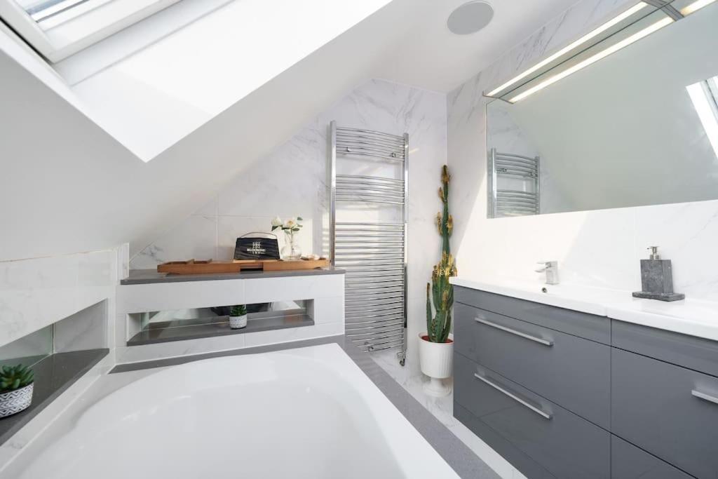Beautiful 4 Bed Immaculate Condition Refurbished Property Romford Ngoại thất bức ảnh