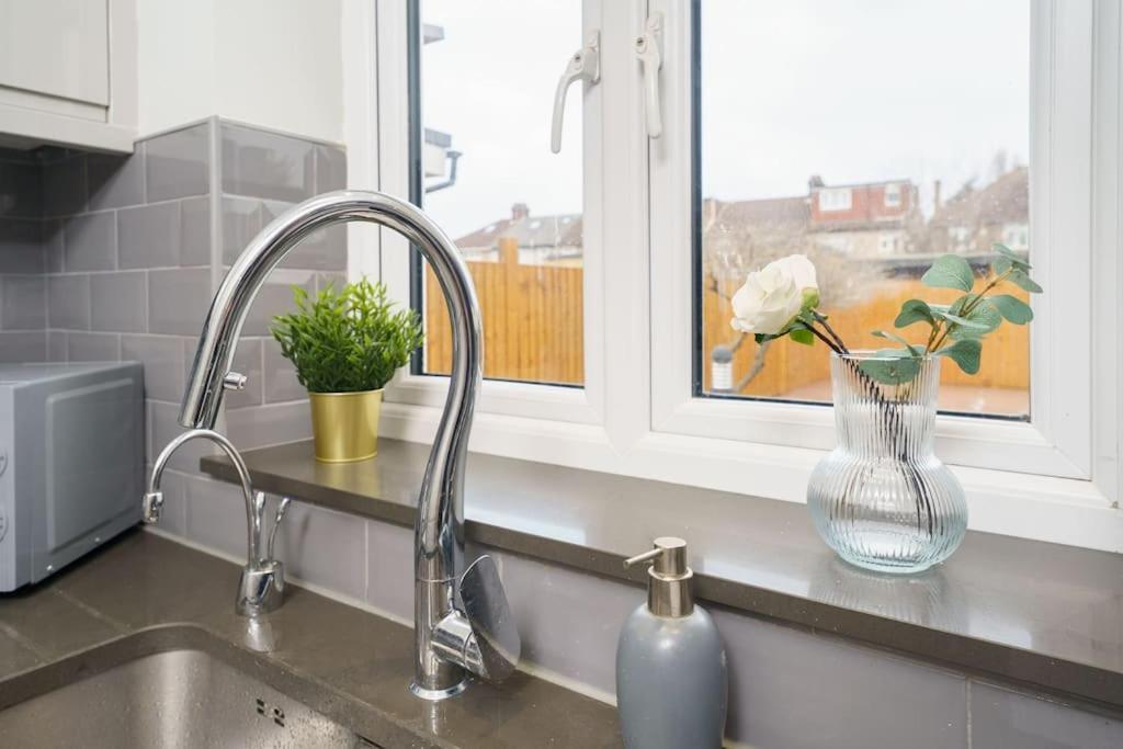 Beautiful 4 Bed Immaculate Condition Refurbished Property Romford Ngoại thất bức ảnh