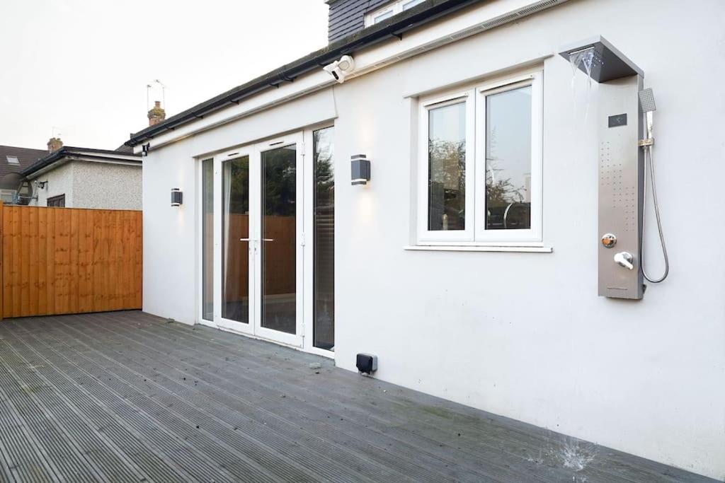 Beautiful 4 Bed Immaculate Condition Refurbished Property Romford Ngoại thất bức ảnh