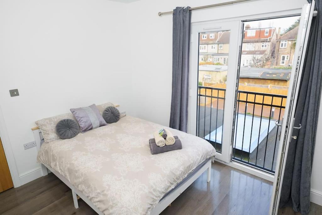 Beautiful 4 Bed Immaculate Condition Refurbished Property Romford Ngoại thất bức ảnh