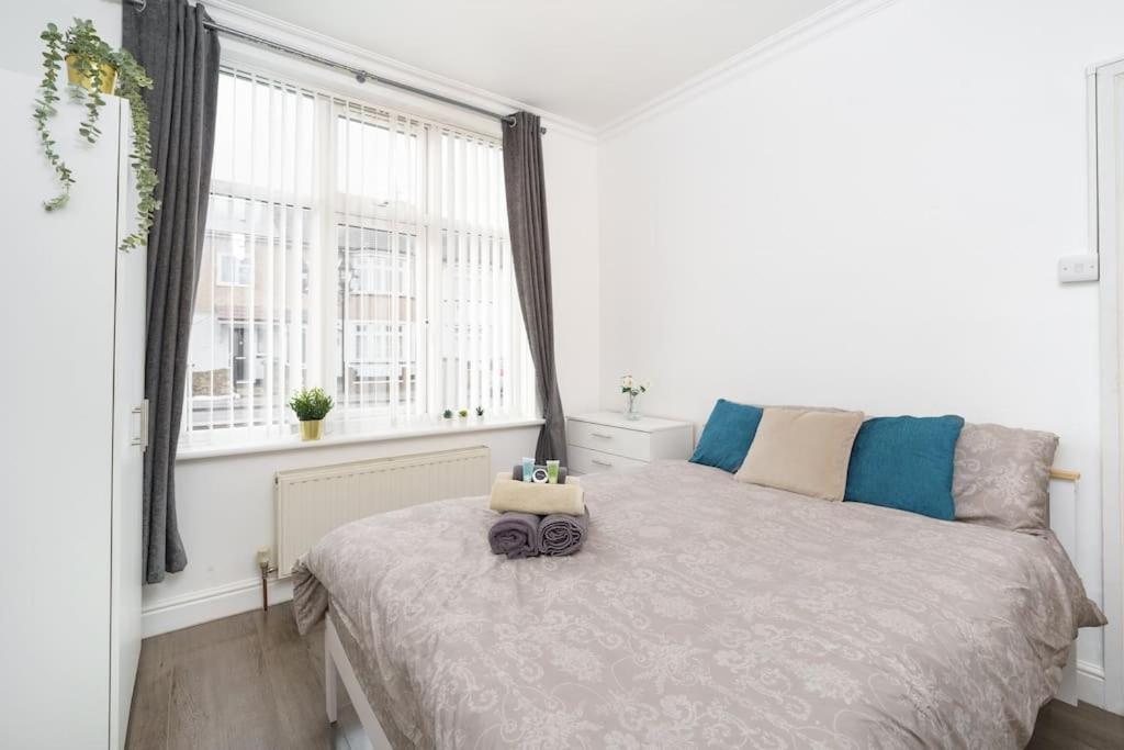 Beautiful 4 Bed Immaculate Condition Refurbished Property Romford Ngoại thất bức ảnh