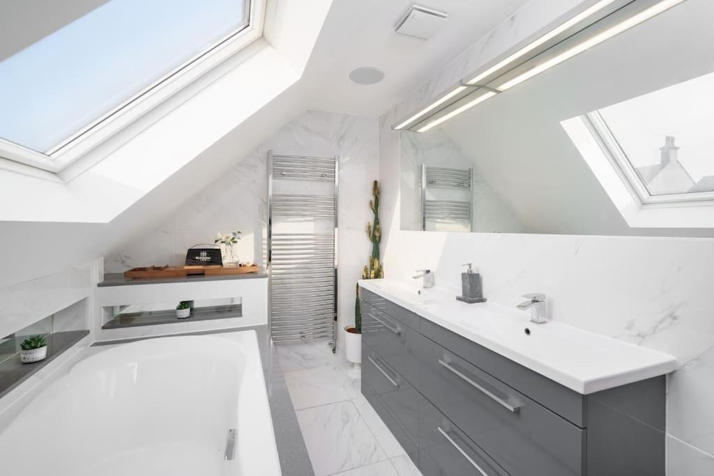 Beautiful 4 Bed Immaculate Condition Refurbished Property Romford Ngoại thất bức ảnh